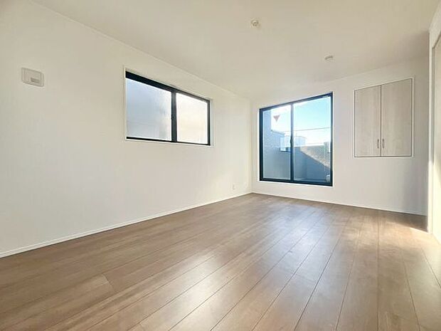 大きな窓からたっぷりと陽光が注がれる明るい空間。時を忘れて過ごせるお部屋。