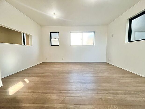 家族が自然と集まる、広々とした居心地の良いリビングダイニング。