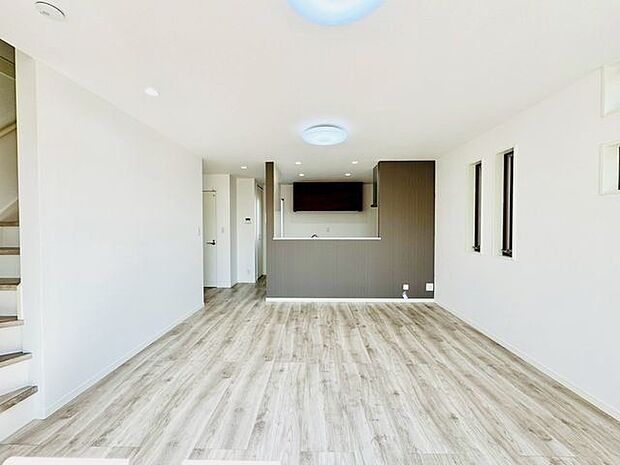 17帖のゆとりの広さのLDK。明るい日差しが差し込む家族の笑顔が集まる場所に。