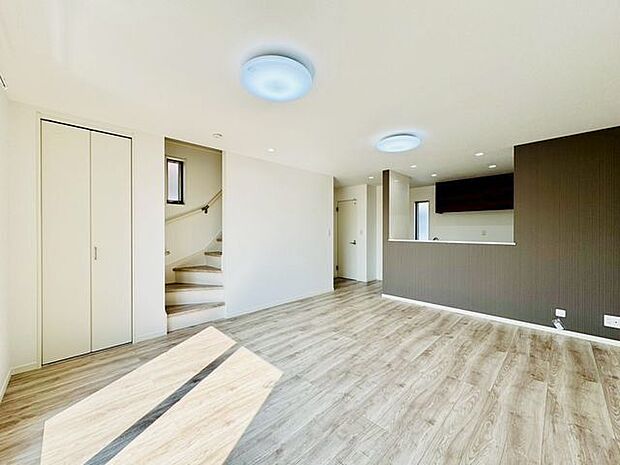 光と風があふれる開放的なリビングダイニング。明るく穏やかな空気のなかで飲んだり、食べたり、笑ったり。