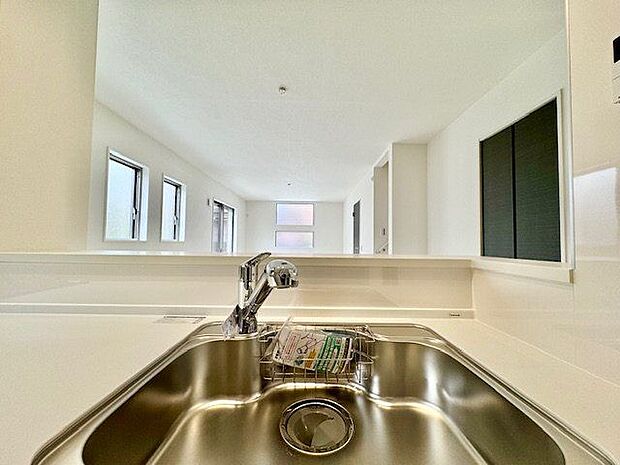 蛇口をひねるとすぐにきれいなお水が使える蛇口一体型浄水器を設置。