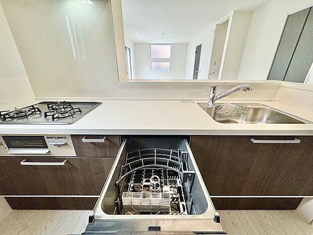 食器を洗っている間にお掃除など、様々なシーンで家事の時短に役立つビルトイン食洗機。