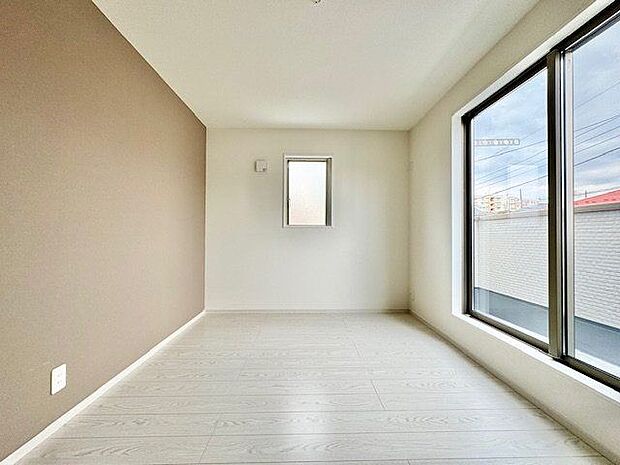 大きな窓からたっぷりと陽光が注がれる明るい空間。一日の疲れを癒してくれる洋室。時を忘れて過ごす空間。