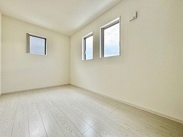 明るい色味の床は、部屋を明るく清潔な印象に見せる効果あり。圧迫感が少くゆったりと感じる事ができます。