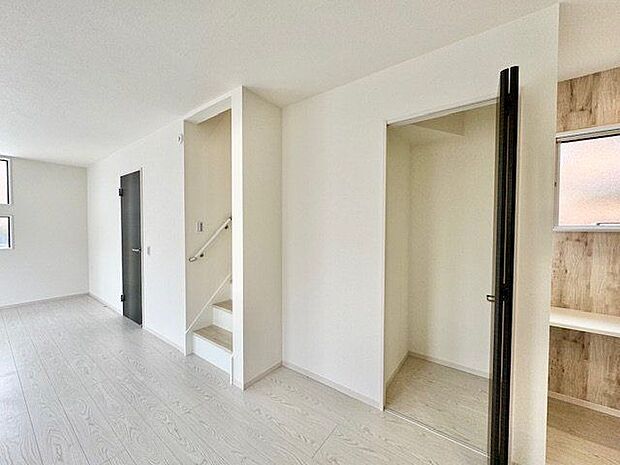 リビングにも収納をご用意。衣類の他、日用品の収納など便利にお使いいただけます。