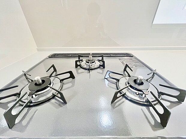 忙しいときでも一度にたくさんの料理が作れる3口コンロ。使い勝手の良さを考えました。