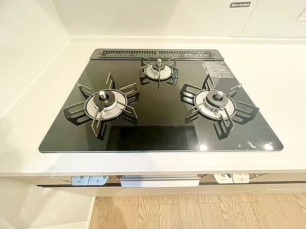 忙しいときでも一度にたくさんの料理が作れる3口コンロ。使い勝手の良さを考えました。