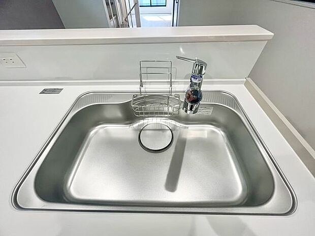 蛇口をひねるとすぐにきれいなお水が使える蛇口一体型浄水器を設置。