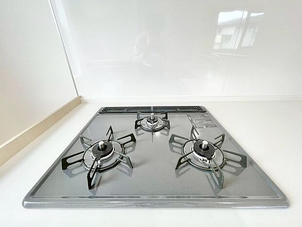 忙しいときでも一度にたくさんの料理が作れる3口コンロ。使い勝手の良さを考えました。
