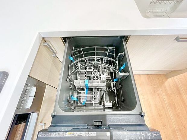 ビルトイン食洗機は作業台が広く使え、見た目もスッキリ。節水や節電も充実して家事の手助けをしてくれます。