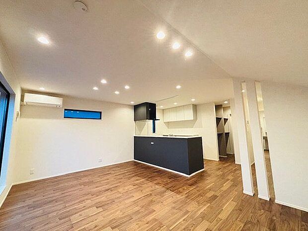 木目調の床から木のぬくもりを感じられるリビングルーム。