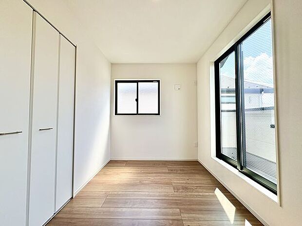 大きな窓からたっぷりと陽光が注がれる明るい空間。一日の疲れを癒してくれる洋室。時を忘れて過ごす空間。