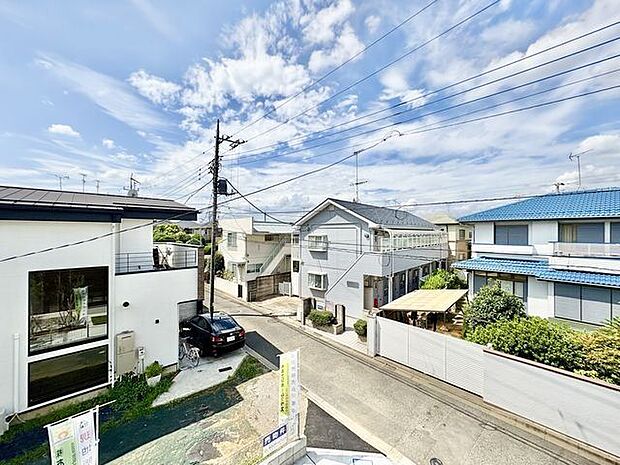 落ち着いた街並みの中で、穏やかな日常を感じられるお住まいです。