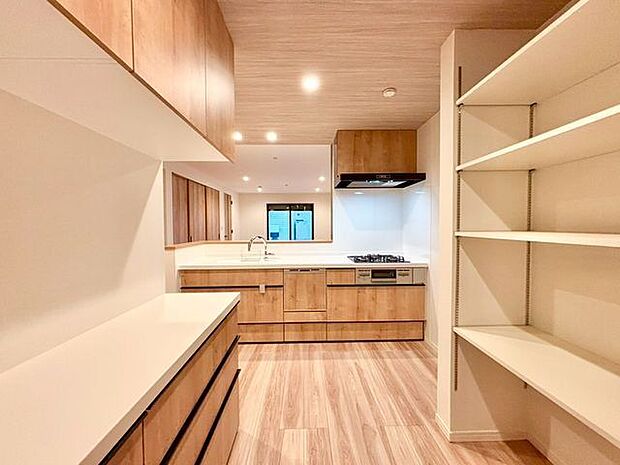 収納スペース・作業スペースが広いシステムキッチンはうれしいポイントです。