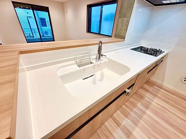 大きな調理器具や食器類もゆったり洗えるシンクです。