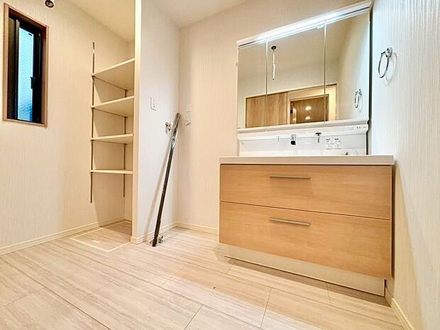 清潔感のある色合いのプライベート空間。スッキリとした脱衣所です。