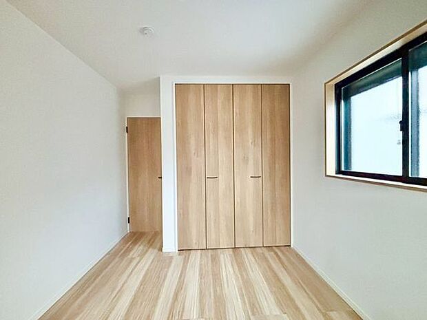 ナチュラルカラーのフローリングのお部屋は、温かみを感じさせリラックスをもたらす効果があります。