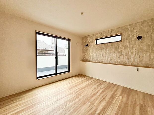 大きな窓からたっぷりと陽光が注がれる明るい空間。一日の疲れを癒してくれる洋室。時を忘れて過ごす空間。