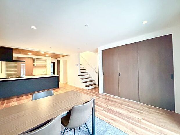 壁紙や設備の使用感、天井の高さなど、写真では伝えられないポイントを実際に現地でチェックしてください。