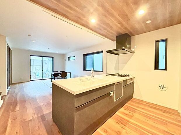 プライベートスペースを彩るインテリアとしての美と、快適な日常を支える機能性がひとつになったキッチン。