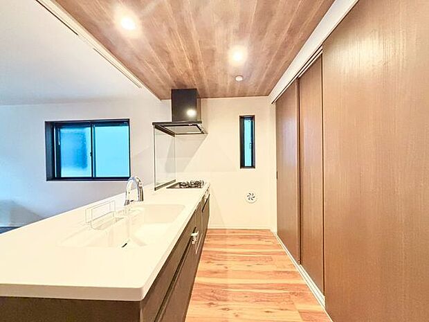 ゆったりと調理ができるスペースを実現したキッチン。引出し収納や足下収納などにより、収納量がアップ。