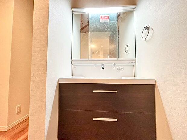 細かなものが多くて散らかりがちなサニタリー。そんな悩みを解決してくれる収納量豊富な洗面化粧台。