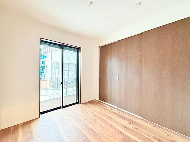 広い窓が設置され陽当たり良好です。開放感あふれる洋室で快適に過ごせます。