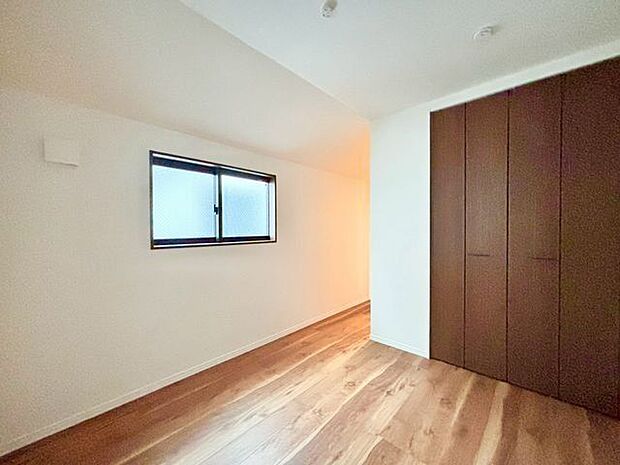 ナチュラルカラーのフローリングのお部屋は、温かみを感じさせリラックスをもたらす効果があります。