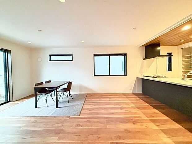 開放感あるリビングは家具配置も自由自在。くつろぎと楽しいひとときをお過ごしください。