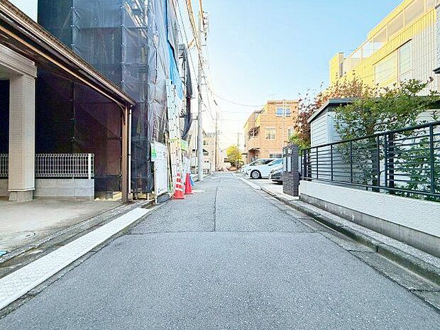 通行や駐車の際に余裕がある前面道路。光が差し込む明るい居住空間、風通しも良好で過ごしやすい環境です。