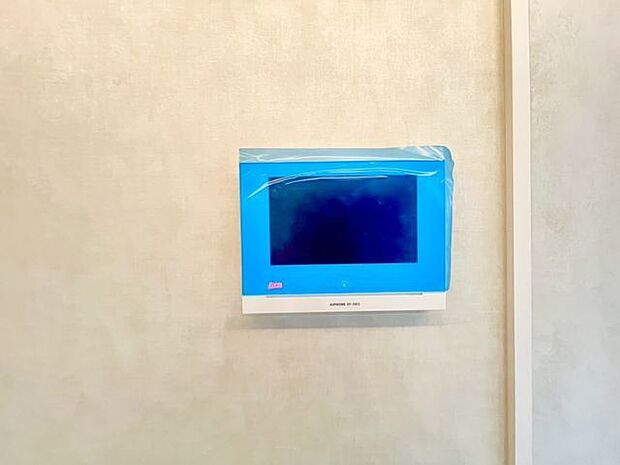 モニター画面で訪問者の顔を確認しながら会話ができる、不審者対策にも有効なインターホンです。