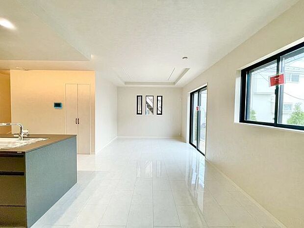 広さを充分に確保したゆったりLDK。たっぷりの採光・通風が、明るく爽やかな空間を演出。