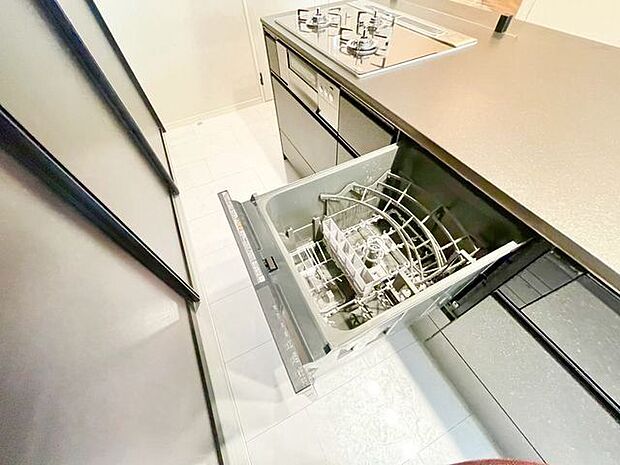 洗浄から乾燥まで自動で行い、片付けの負担を軽減。手洗いではできない洗浄力と節水・省エネも実現します。