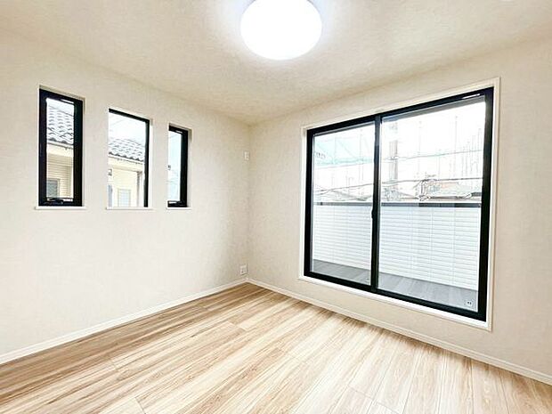 大きな窓からたっぷりと陽光が注がれる明るい空間。一日の疲れを癒してくれる洋室。時を忘れて過ごす空間。