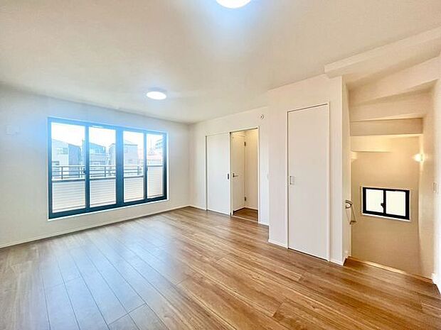 太陽の恵みを一気に受けたあたたかいお住まい。明るく風通しの良い開放感のある空間。