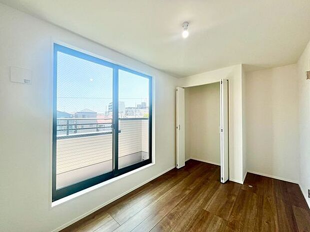 開口部が広く、たくさんの陽を取り入れます。開放的な空間を演出します。