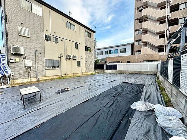 陽の光に照らされて美しく輝く土壌は、訪れる人を温かく迎えてくれます。愛着が生まれる住まいをこの地に。