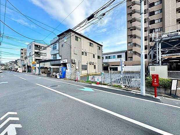 通行や駐車の際に余裕がある前面道路。光が差し込む明るい居住空間、風通しも良好で過ごしやすい環境です。