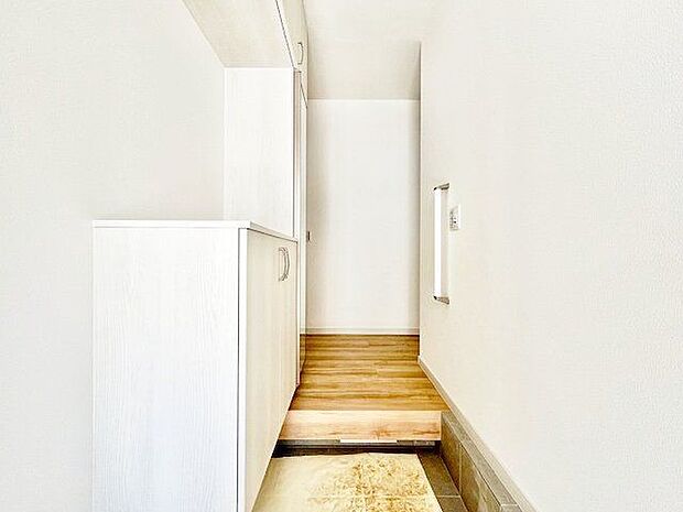 ただいまと叫びたくなるような玄関は毎日の行き帰りで使う空間。明るく迎えてくれるお部屋は嬉しいですね。