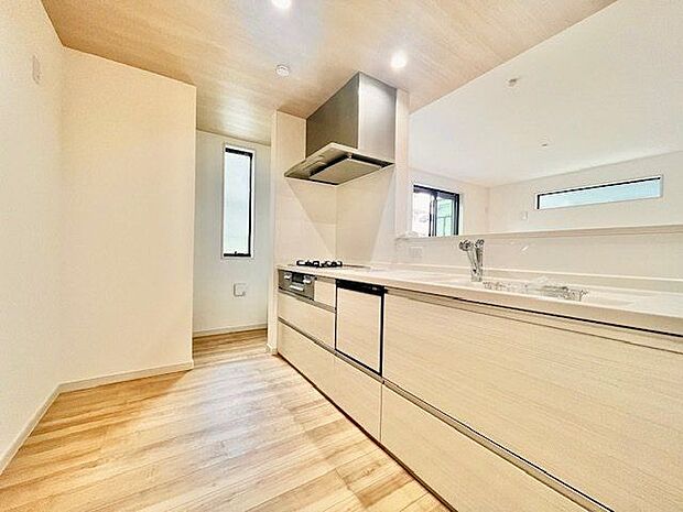 キッチンはリビングダイニングを見渡せる対面式キッチン。家事が捗るように動線を意識した間取りです。