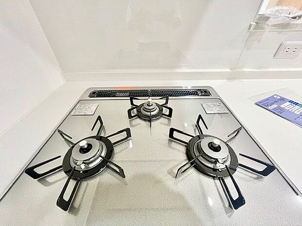 忙しいときでも一度にたくさんの料理が作れる3口コンロ。使い勝手の良さを考えました。