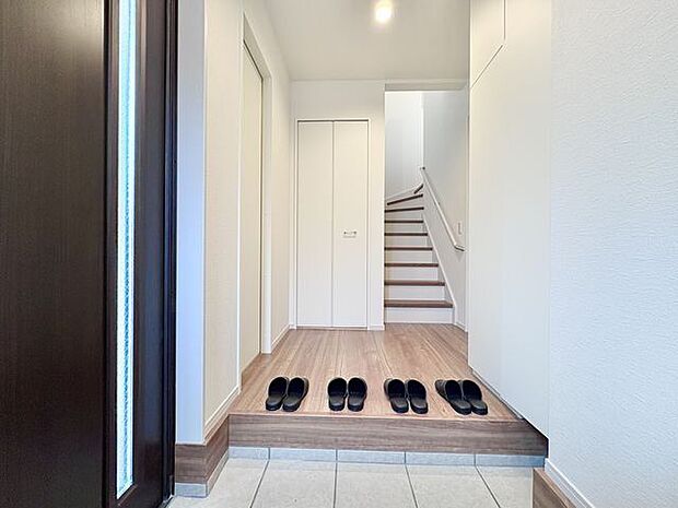 玄関扉を開けると広々としたスペースがあります。収納スペースも十分です。