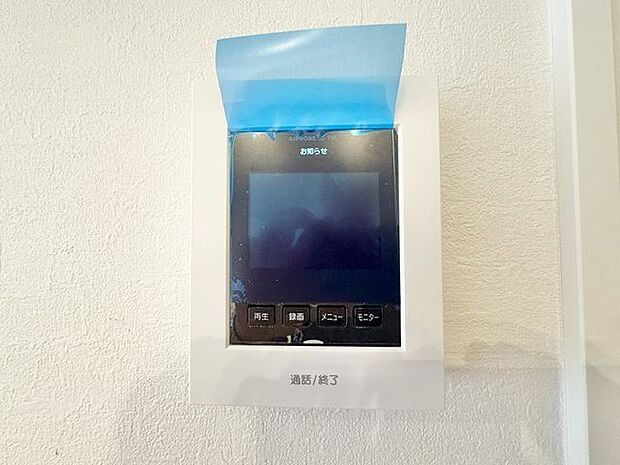 来訪者の確認ができるモニター付きインターホン完備。