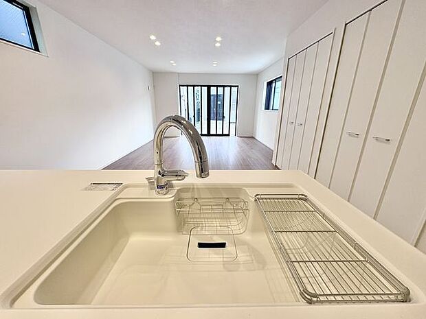 キレイなお水がいつでも、安心して飲める浄水器内蔵型水栓付き。