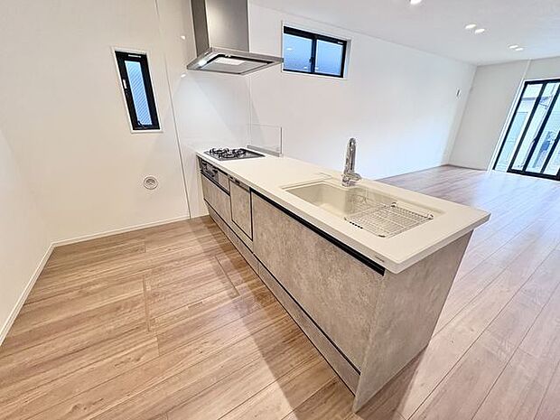 リビングダイニングを見渡せる対面キッチン。コミュニケーションがとりやすいオープンな空間です。