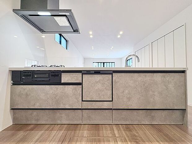 インテリアとしての美と快適な日常を支える機能性と強さがひとつになったキッチンです。