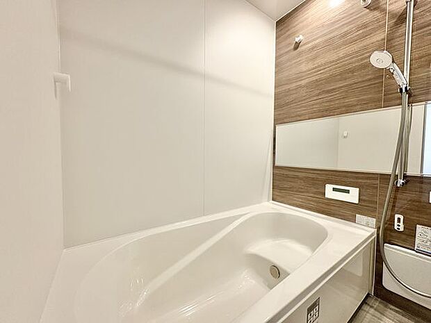 広々としたバスタブでくつろぎ、疲れた体を癒す贅沢な時間をお過ごしいただけます。