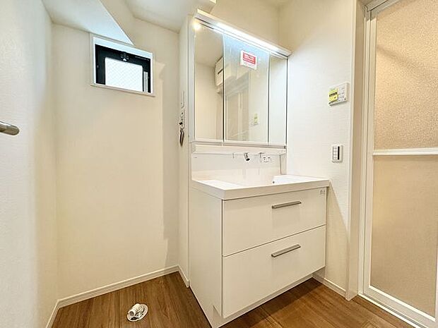 パウダールームは広々としたスペースを確保。ゆったりと身支度ができます。