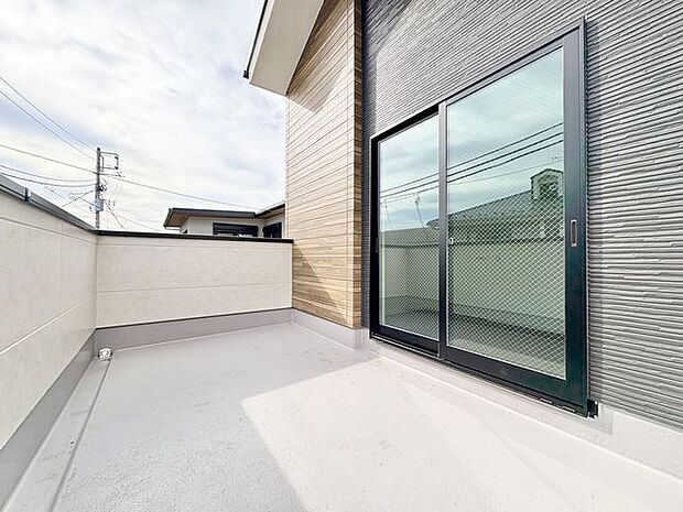 広々バルコニー付きで開放感を演出。日々の生活に潤いを与えてくれます。