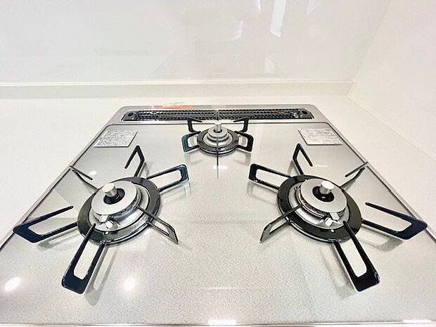 忙しいときでも一度にたくさんの料理が作れる3口コンロ。使い勝手の良さを考えました。